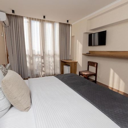 Shirak Hotel Jerevan Buitenkant foto