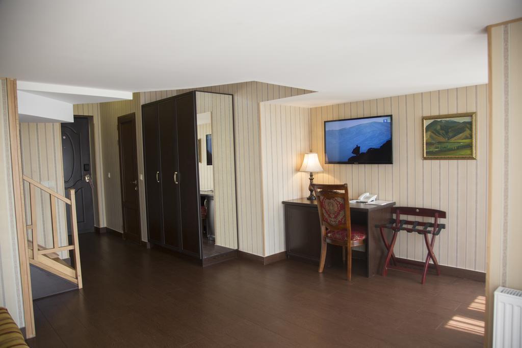 Shirak Hotel Jerevan Buitenkant foto