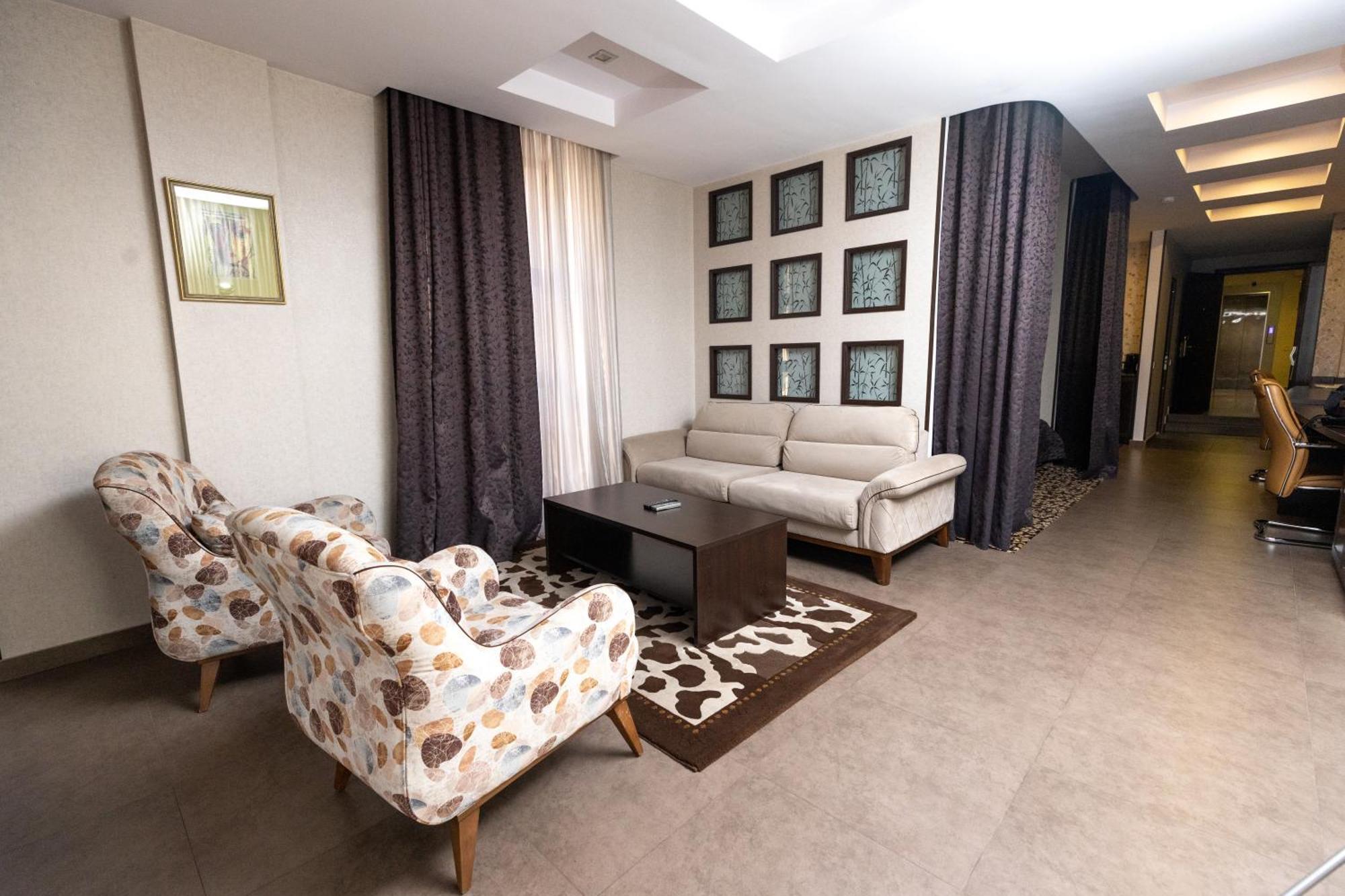 Shirak Hotel Jerevan Buitenkant foto