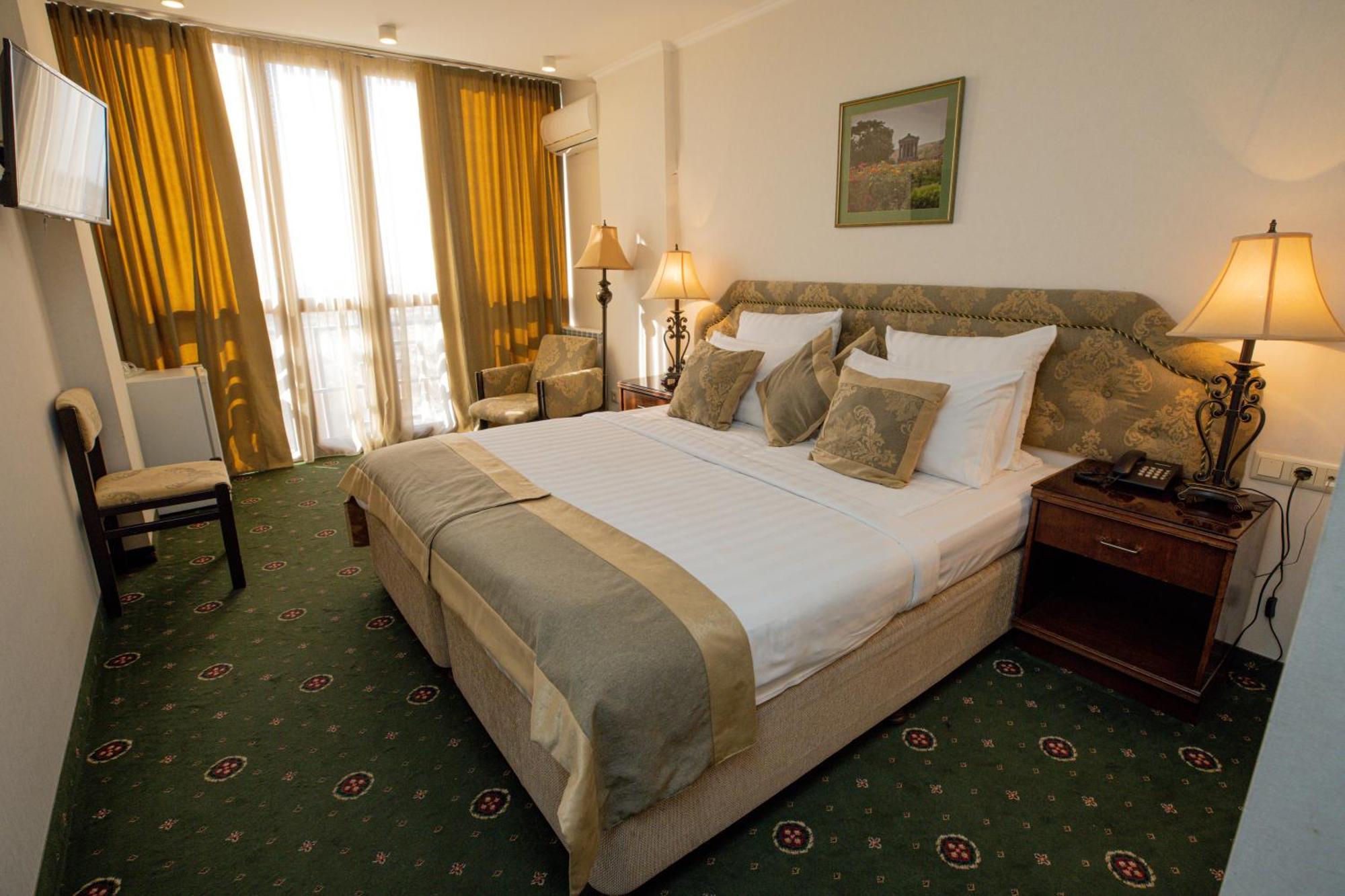 Shirak Hotel Jerevan Buitenkant foto