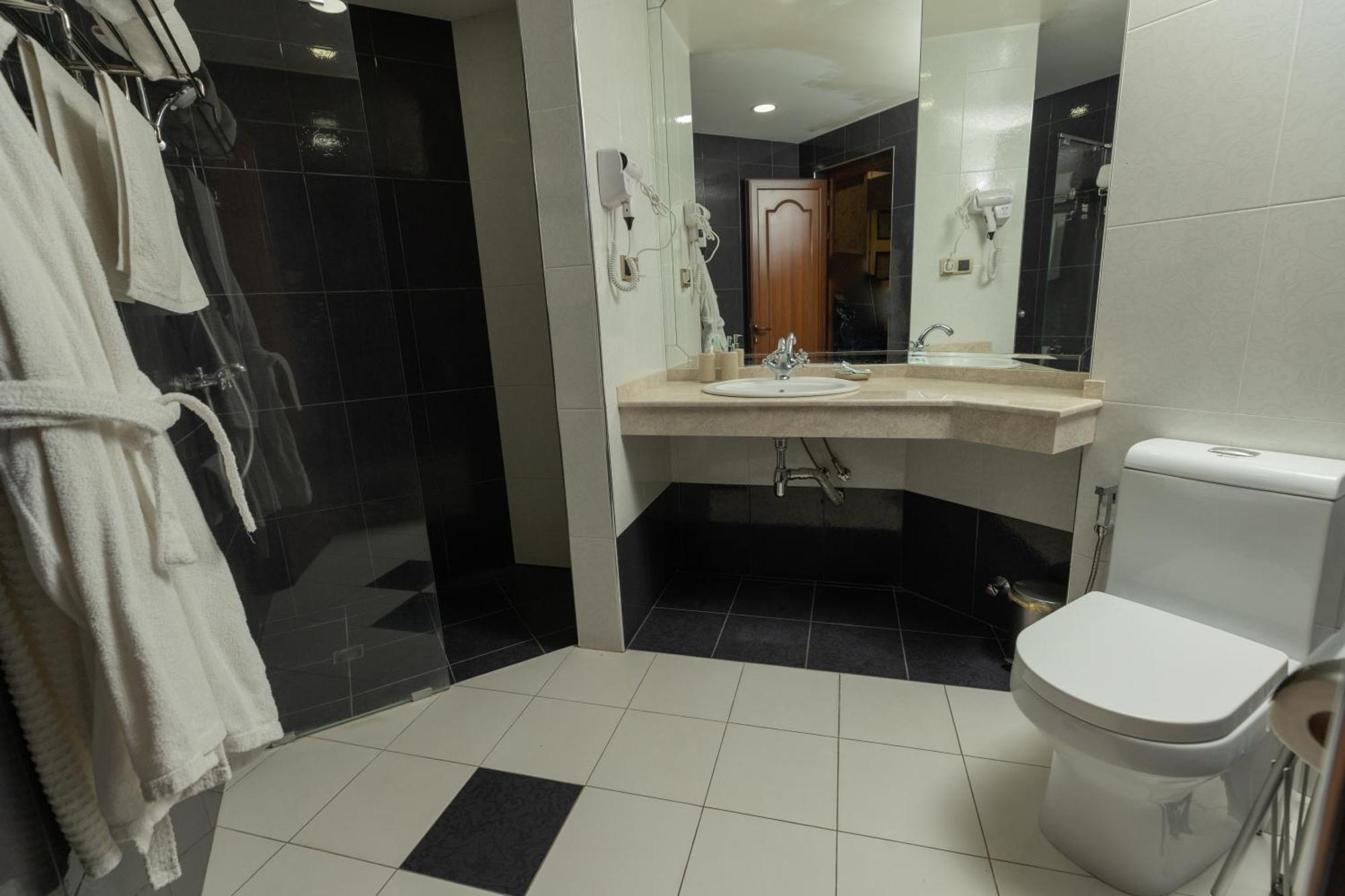 Shirak Hotel Jerevan Buitenkant foto