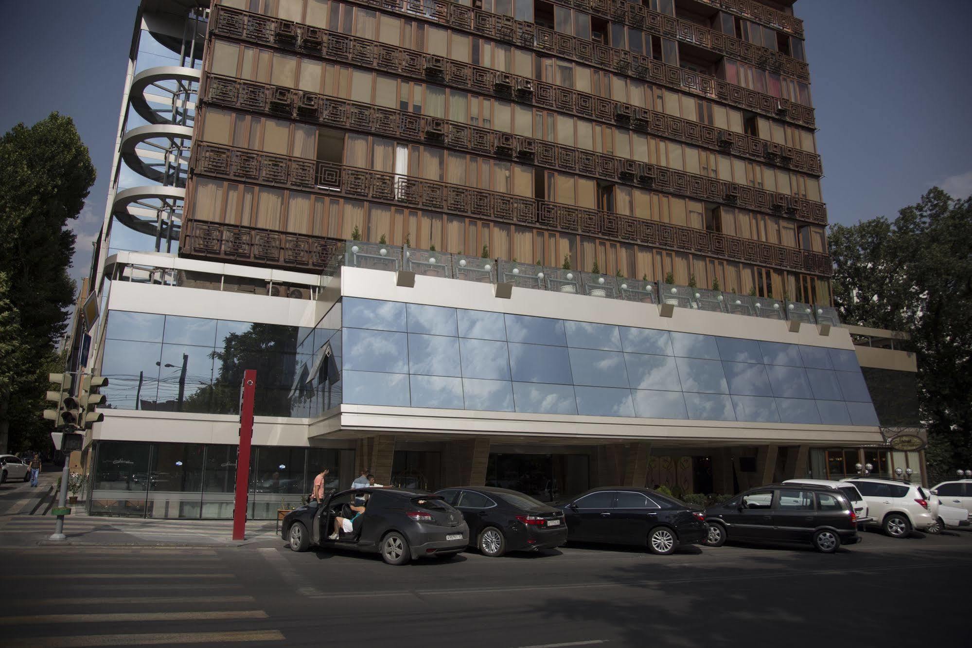 Shirak Hotel Jerevan Buitenkant foto