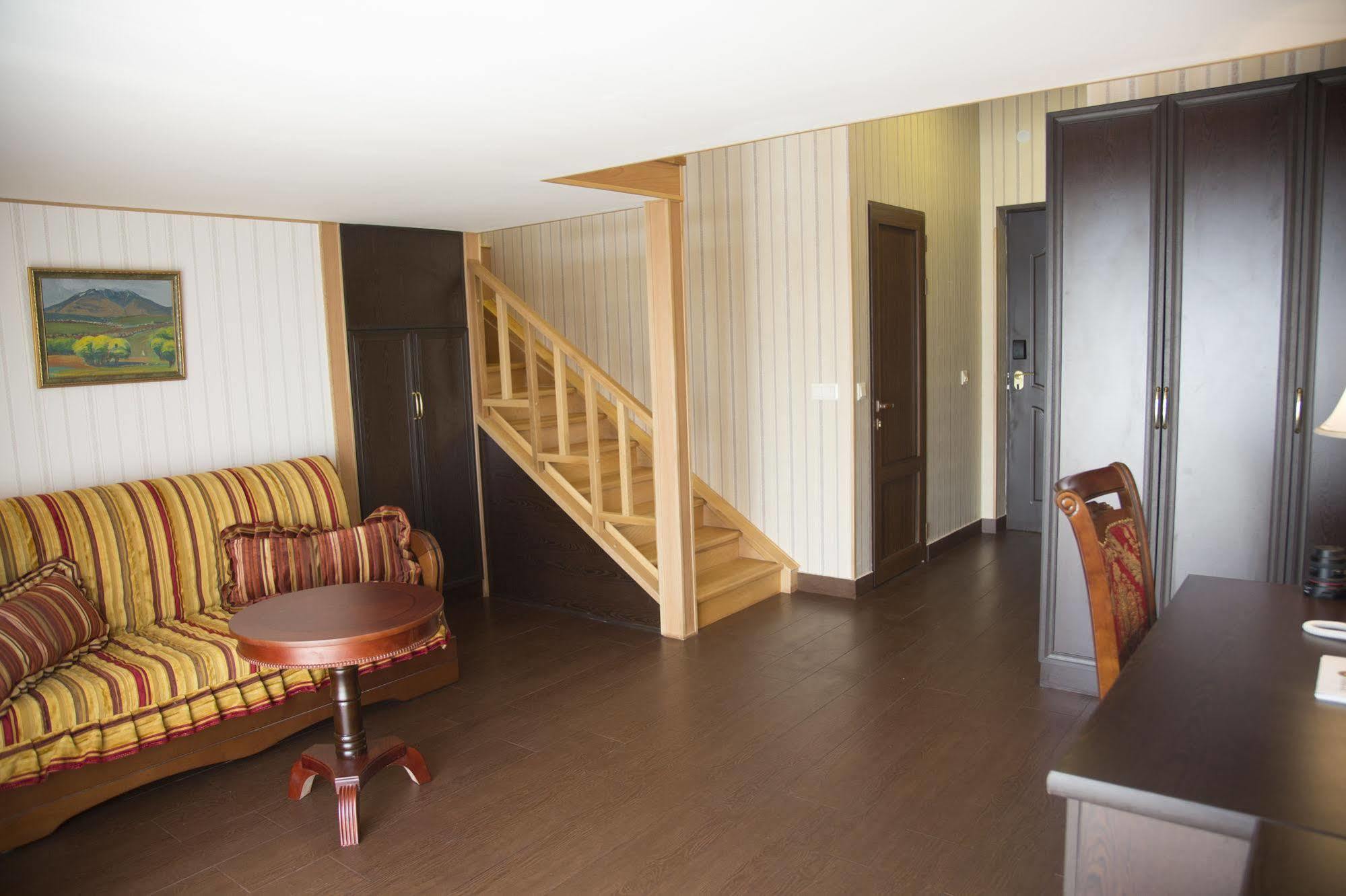 Shirak Hotel Jerevan Buitenkant foto
