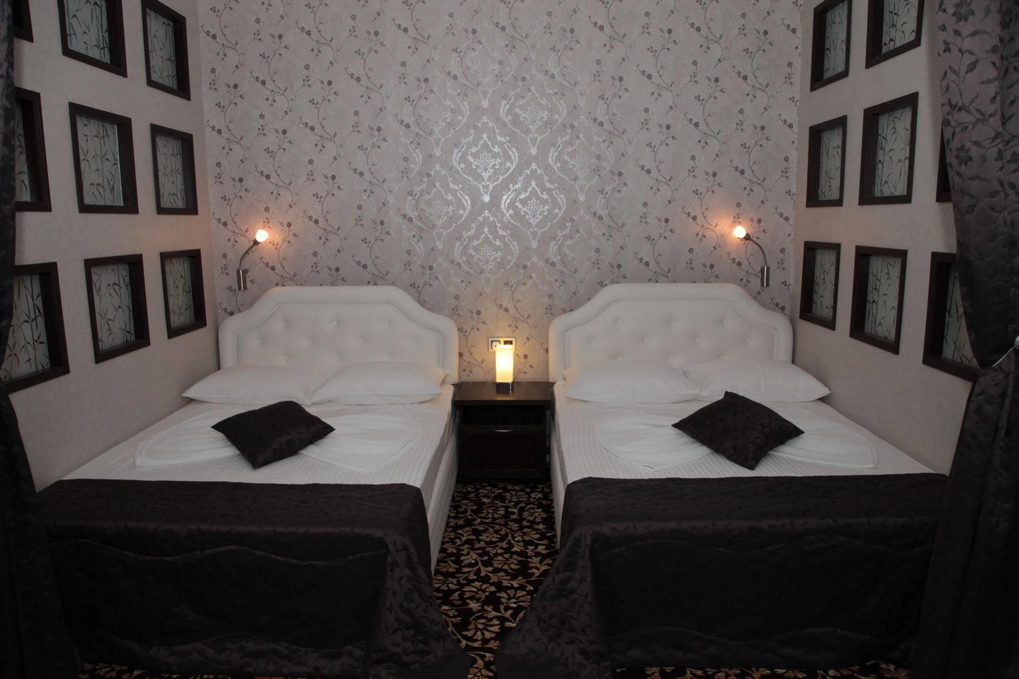 Shirak Hotel Jerevan Buitenkant foto
