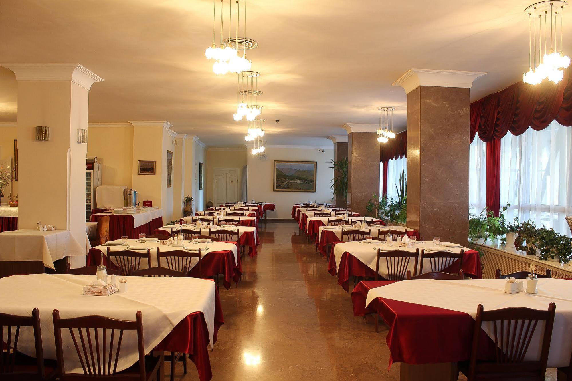 Shirak Hotel Jerevan Buitenkant foto